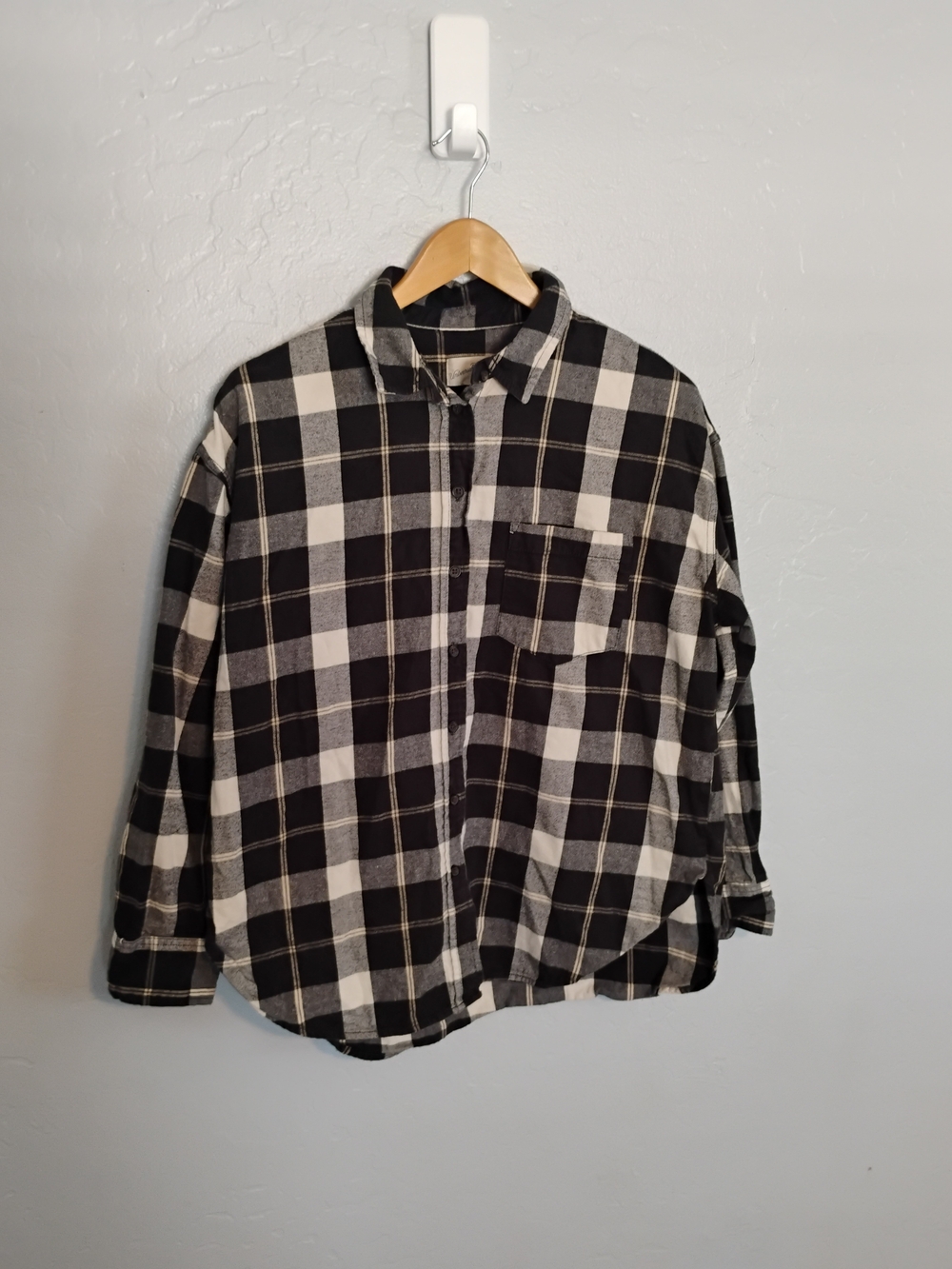 Universal Thread Women's Black & White Plaid Button-Down Shirt Size M